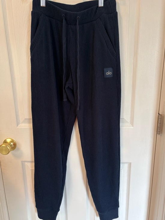 ALO Yoga Pants - Alo muse sweatpants